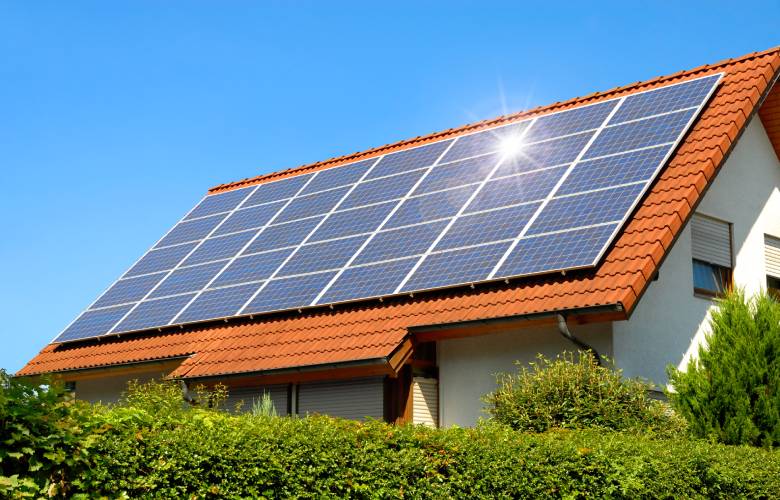 PV-panelen op een schuin dak.