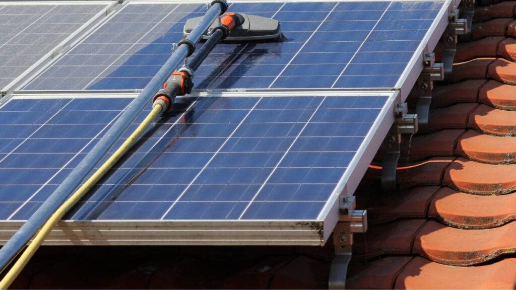 Zonnepanelen reinigen met een telescopische steel.