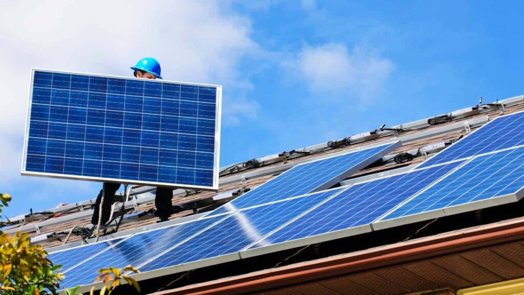 Een monteur installeert zonnepanelen.