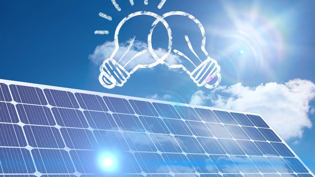 Twee getekende gloeilampen boven zonnepanelen, met de zon die erop schijnt.