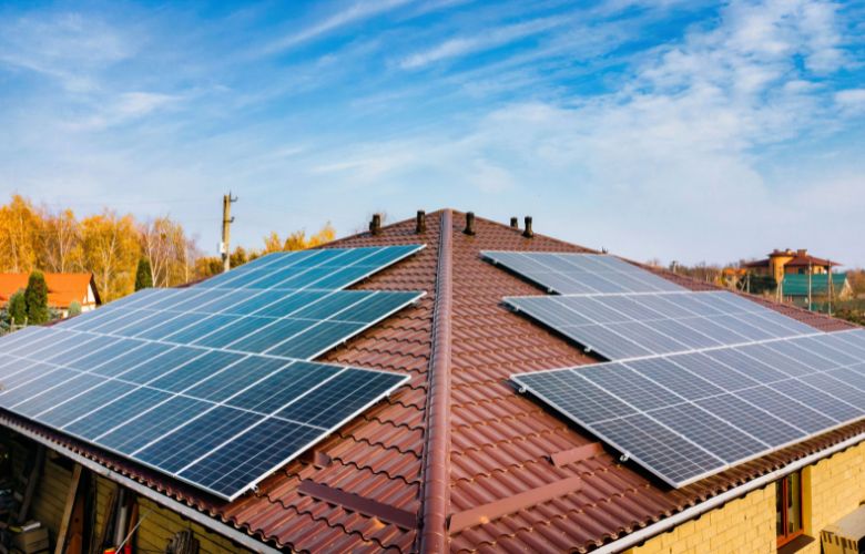 Een dak met aan twee kanten zonnepanelen