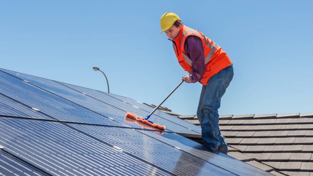 Zonnepanelen worden schoongemaakt door een specialist.