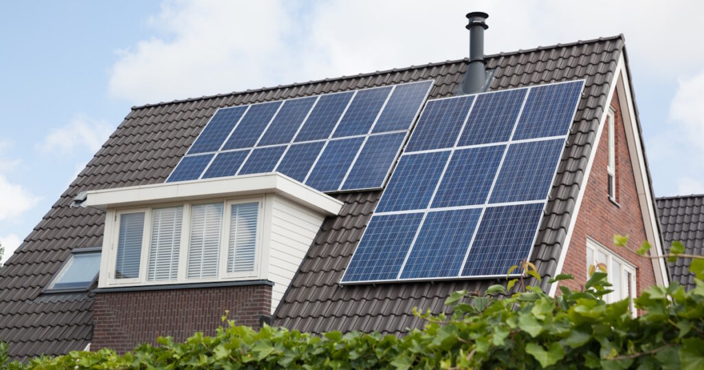Polykristallijne zonnepanelen op een dak