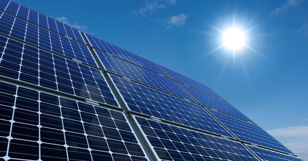 De zon schijnt op een set monokristallijne zonnepanelen